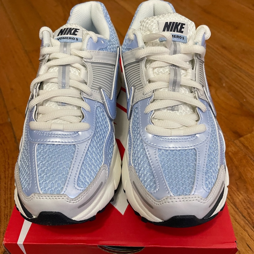 Nike - Picture 3 of 6